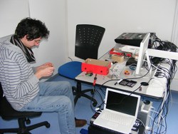 Cédric termine l'assemblage