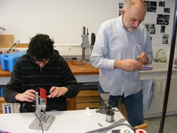 Cédric en train de percer le circuit, à côté de François Lachambre
